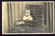 CARTE PHOTO ENFANT BEBE dans une MALLE en OSIER BABY in a WALLEY MALLE