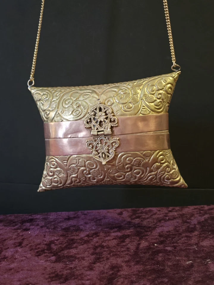 BOLSO DE NOCHE DE COLECCIÓN ALMOHADA LATÓN Y COBRE AÑOS 30 COJÍN FORRO TERCIOPELO AZUL Foto 4 de 4