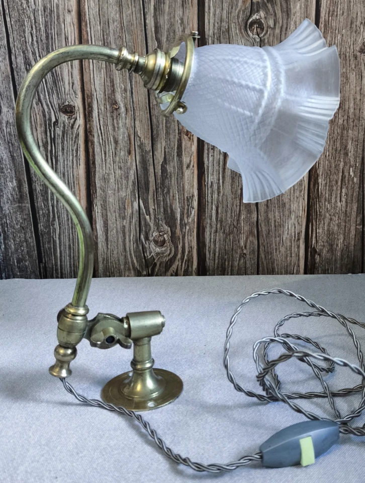 Ancienne applique murale bec à gaz en laiton, bras articulé et tulipe en verre - Photo 2/4