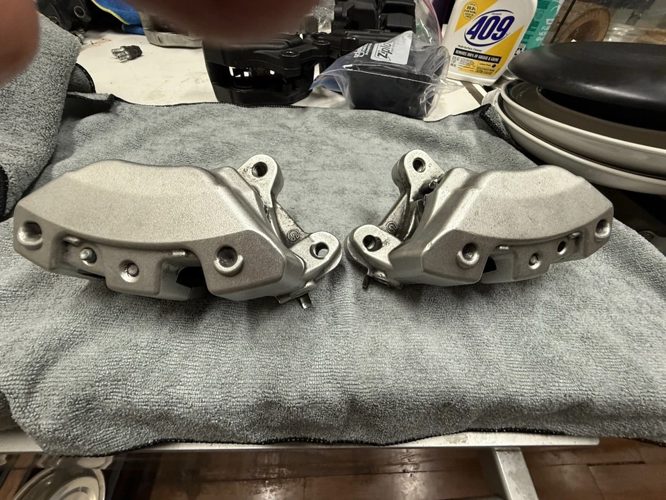 Harley Brembo CVO TOURING Road Street Ultra Glide 2008-23 pinzas parrillas cromadas Foto 3 de 4