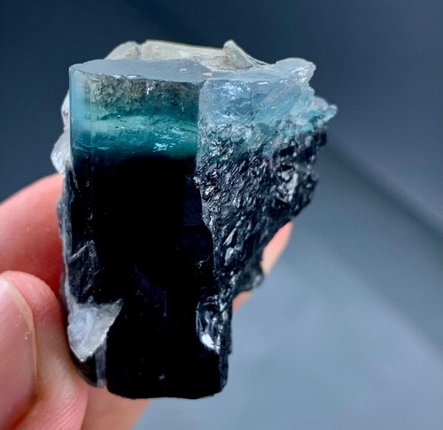 Muestra de cristal de turmalina bicolor de 118 quilates de Afganistán. - Imagen 2 de 9