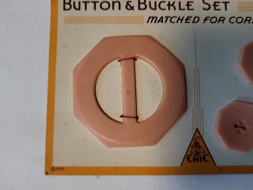 Le Chic Peach Pink Button And Buckle Set On Original Card Matched New VTG 1933 - Picture 2 of 5