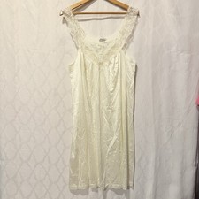 Vintage 1980s Vanity Fair Ivory Cream Lingerie Nightgown M Lace Delicate NICE
