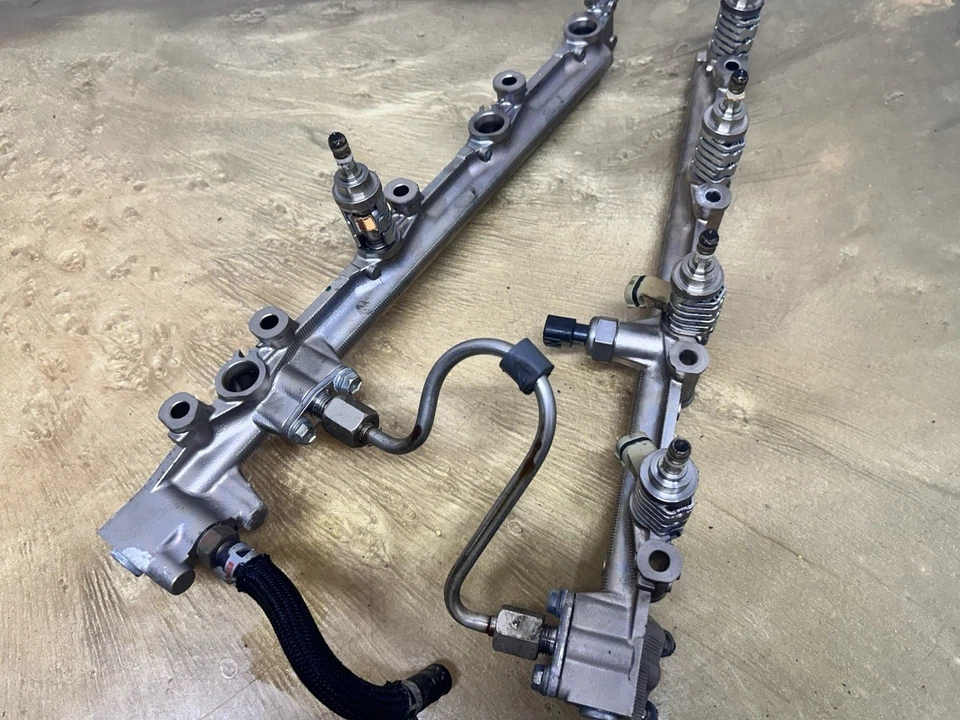 07-17 Lexus LS460 lower High Pressure fuel rail W/ 5 injectors RH LH OEM 👍 Foto 2 de 4