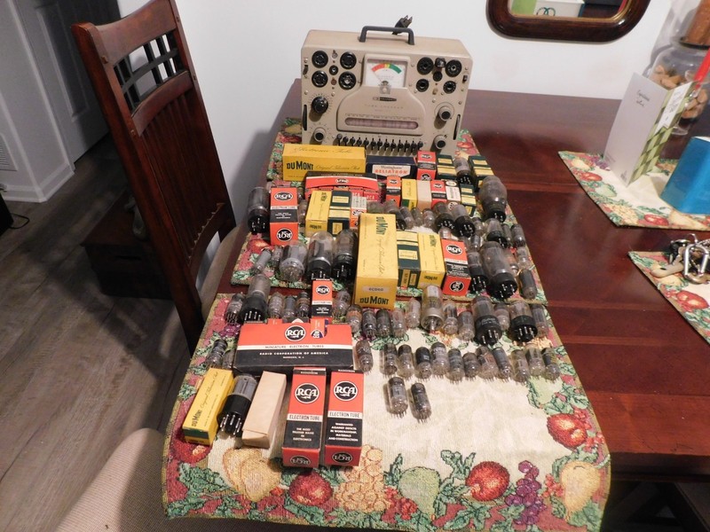 VINTAGE 1960'S HEATHKIT TUBE TESTER MODEL NUMBER IT-17 W/100 TUBES SOME NOS NR!