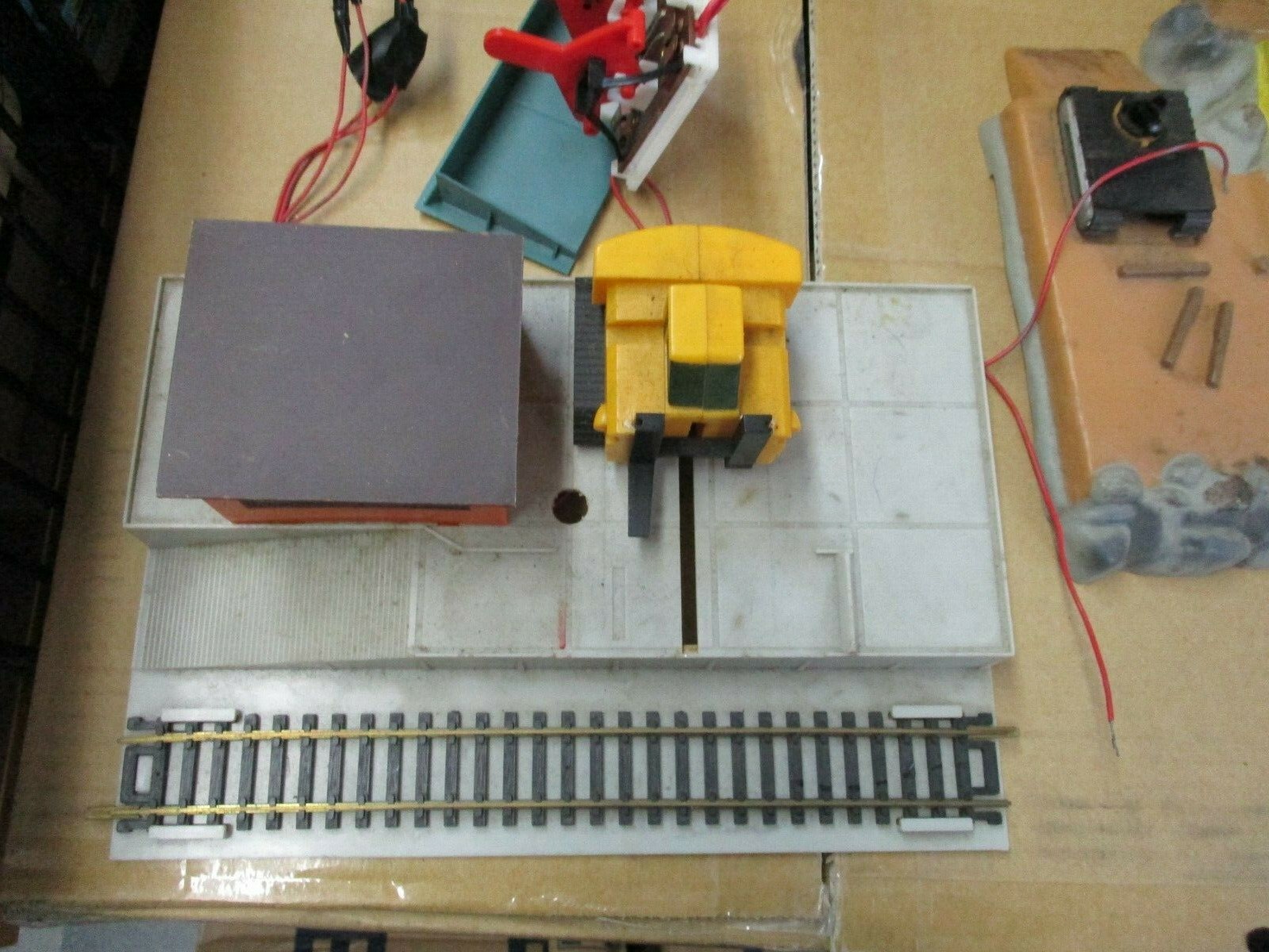 LOT of (4) VINTAGE TYCO HO GAUGE TRAIN ACCESSORIES ALL SOLD FOR