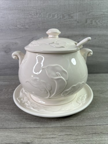 VTG White Delicate Ceramic Cala Lily Soup Tureen, Plate & Ladle Made in Japan