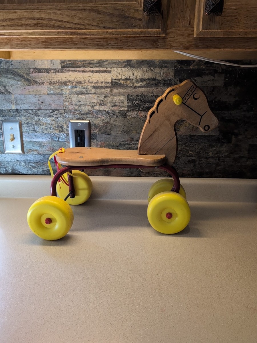 RADIOFLYER　ROLLINGポニー Radio Flyer Vintage Rolling Horse On Wheels Pony Ride-Along Toy