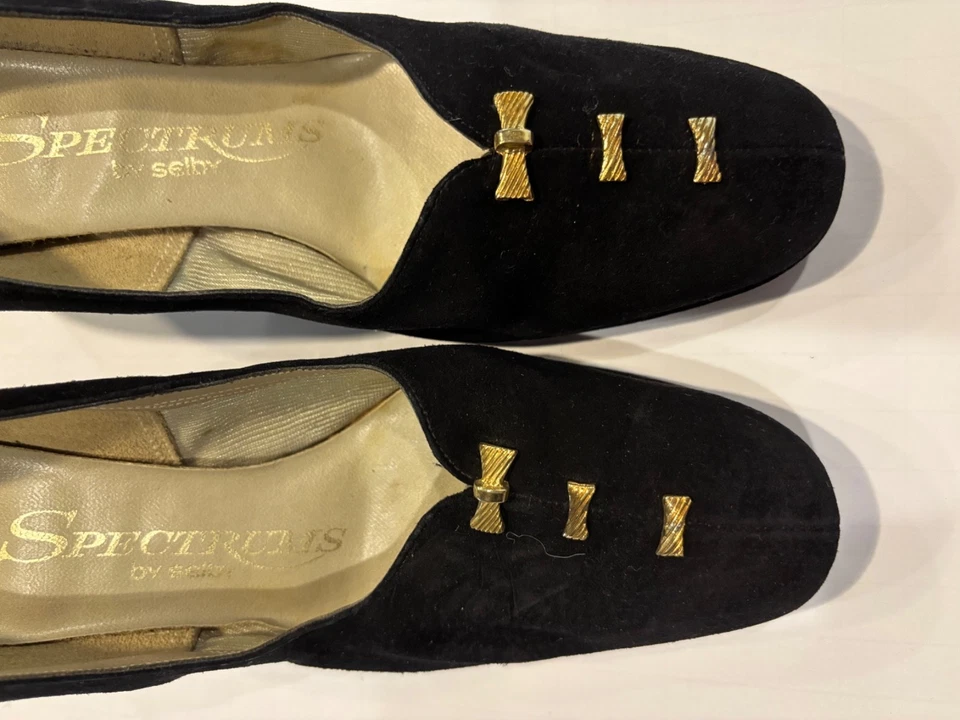 Vintage 60s / 70s Black Faux Suede Pumps with Gold Metal Bow Ties ! Size 7 - Image 3 of 4