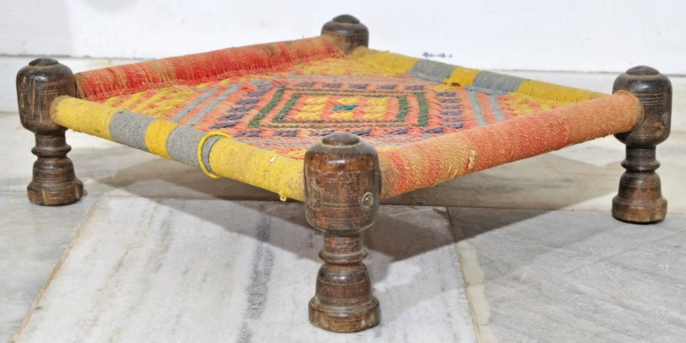 Antiguo taburete cuadrado de madera sentado tejido pequeño original artesanía antigua Foto 3 de 4