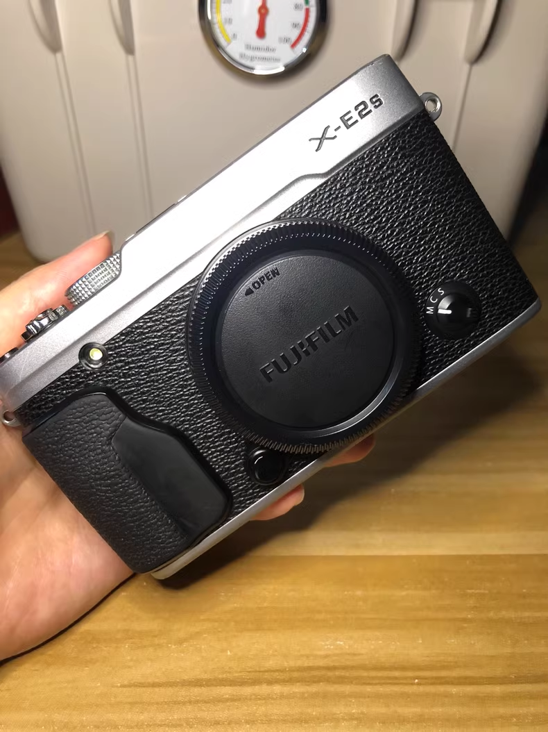 Fujifilm X-E2S 16MP Mirrorless Camera Body Only - Like New Condition