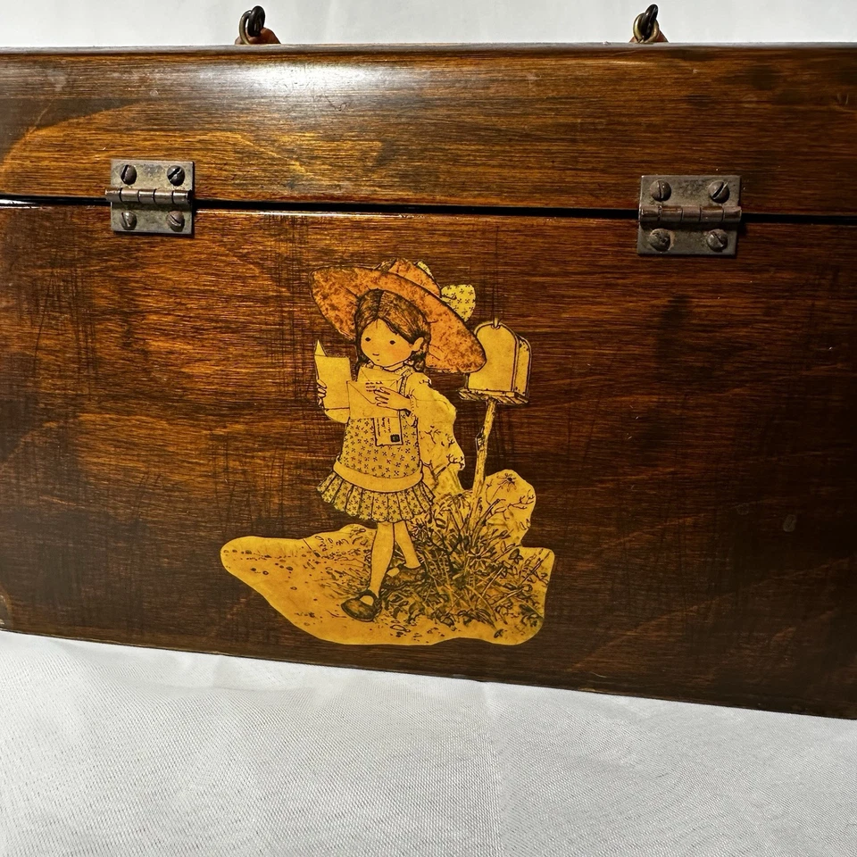 Vintage 60's Purse Wood Box Girl & Cat Handbag Brown Brass Closure Lucite Handle - Image 4 of 4