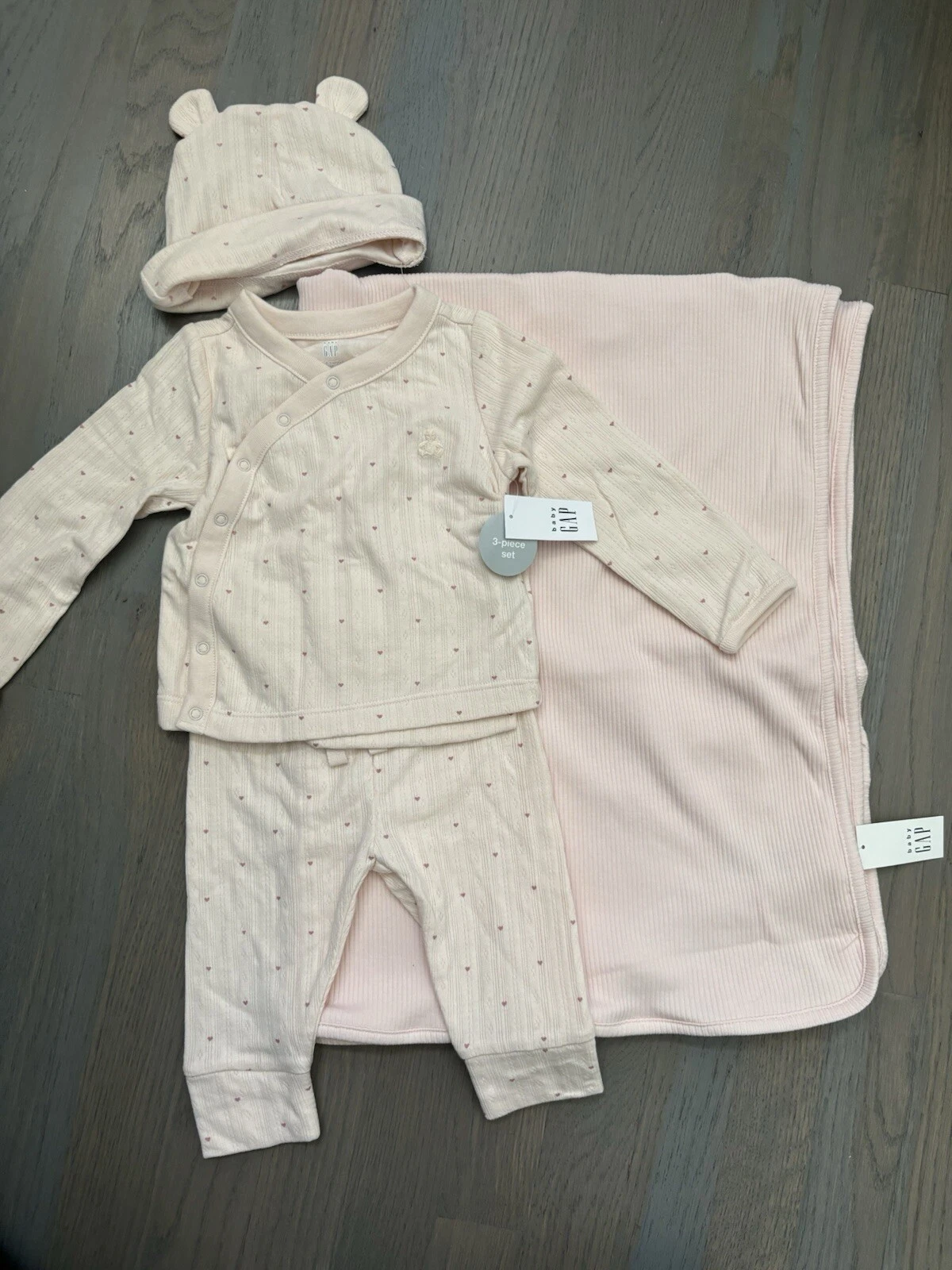 NWT Baby Gap girl 4-piece pink heart layette blanket hat outfit SET 0 3 6