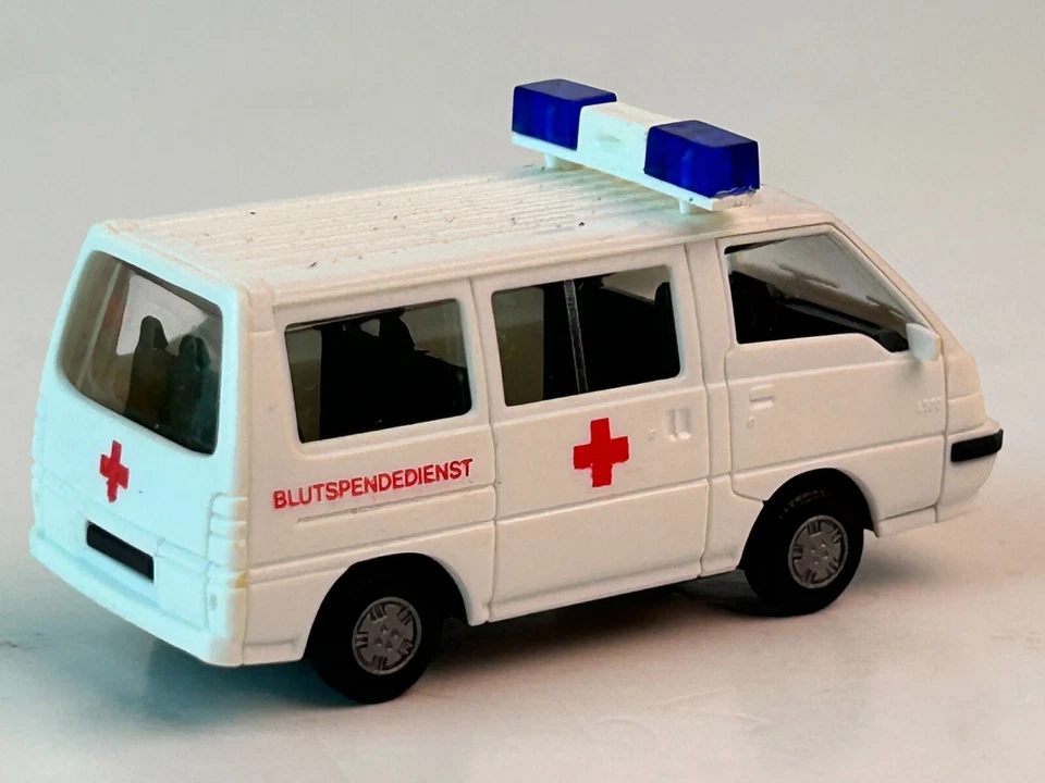 Ambulancia Mitsubishi L 300 escala 1:87 modelos Rietze Foto 4 de 4