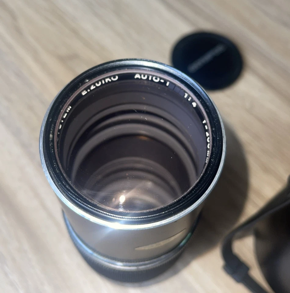 OLYMPUS OM-SYSTEM ZUIKO MC AUTO-T F=1:4 200MM LENS With case and filter - image 2 of 4