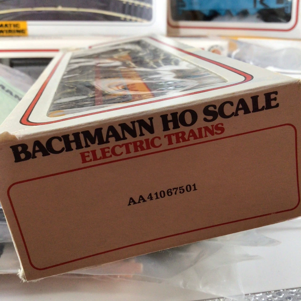 Bachmann HO Union Pacific EMD GP-18 Diesel Locomotive Train Set W Buildings - Image 3 of 4