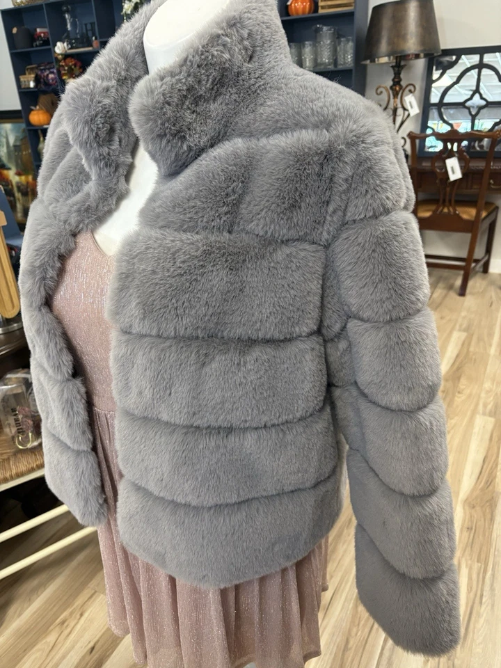 Abrigo de piel sintética Michael Kors talla grande. Gris. Usado, excelente estado. Foto 2 de 4