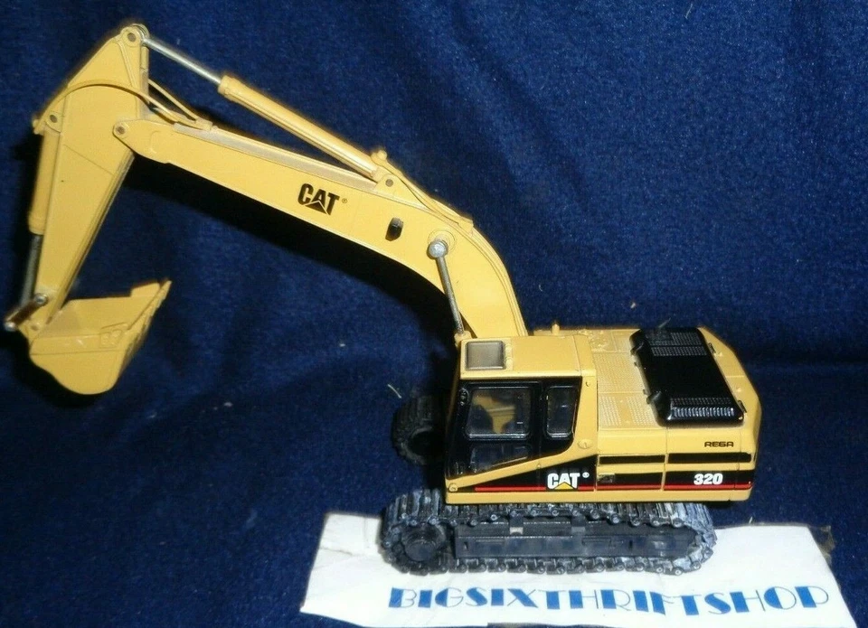 Caterpillar Excavator 320 REGA DIE CAST Model 1/40 scale  - Image 4 of 4