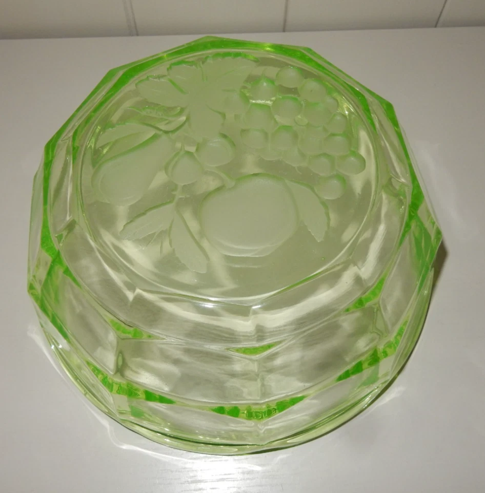 Walther and Söhne Hermann Uranium Green Bowl and Six Plates. - Image 4 of 4