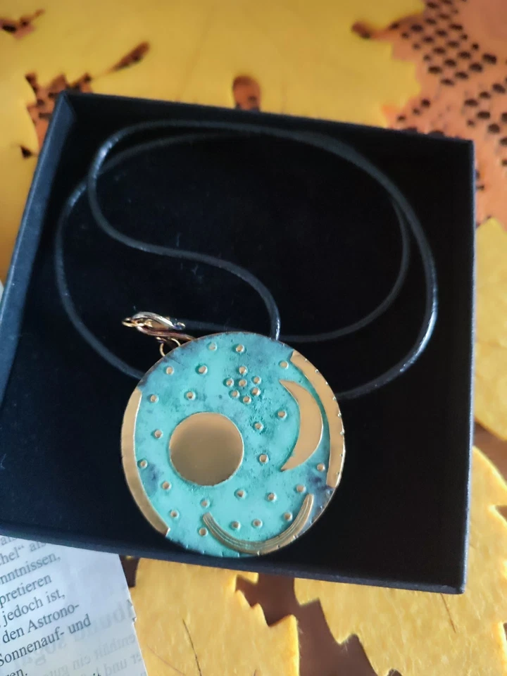 Kette/Brosche "Die Himmelsscheibe von Nebra", 4,2 cm DM, 45 cm Lederband&Nadel