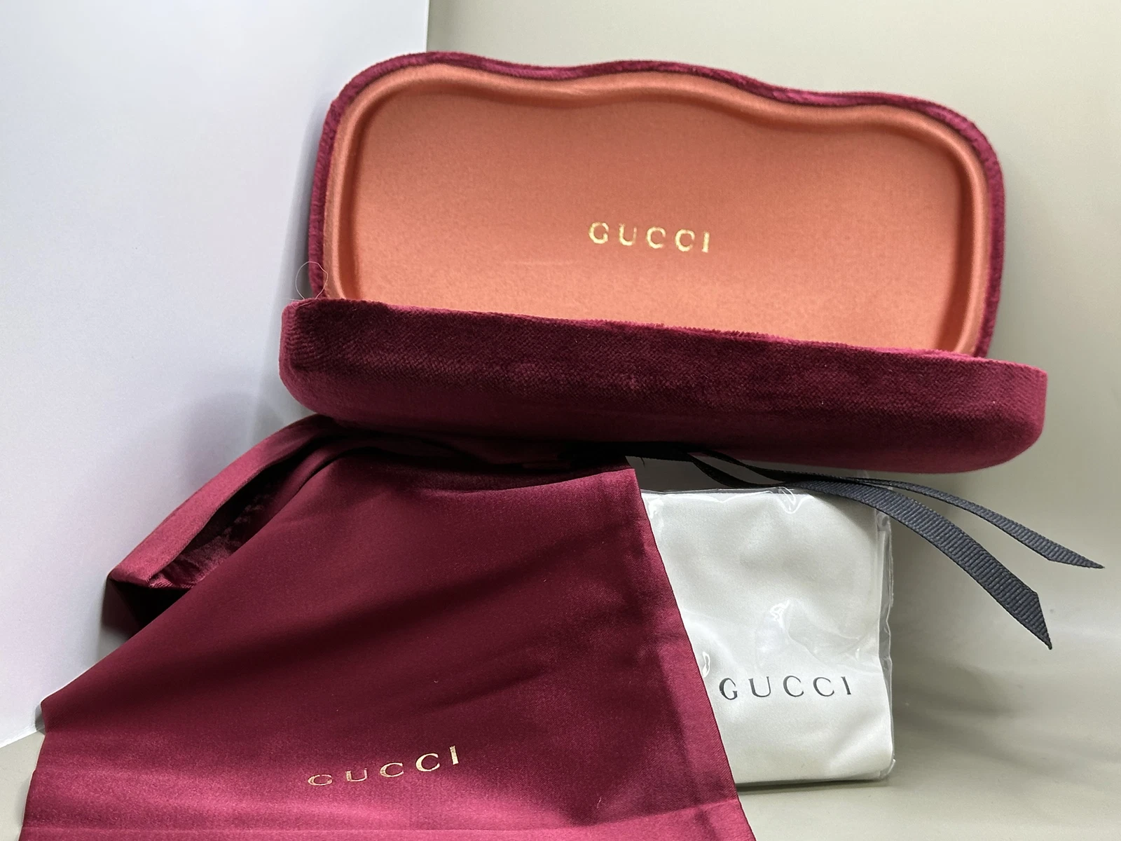 NEUF   Étui rigide/tissu/pochette pour lunettes de soleil/verres Gucci plus petites ;