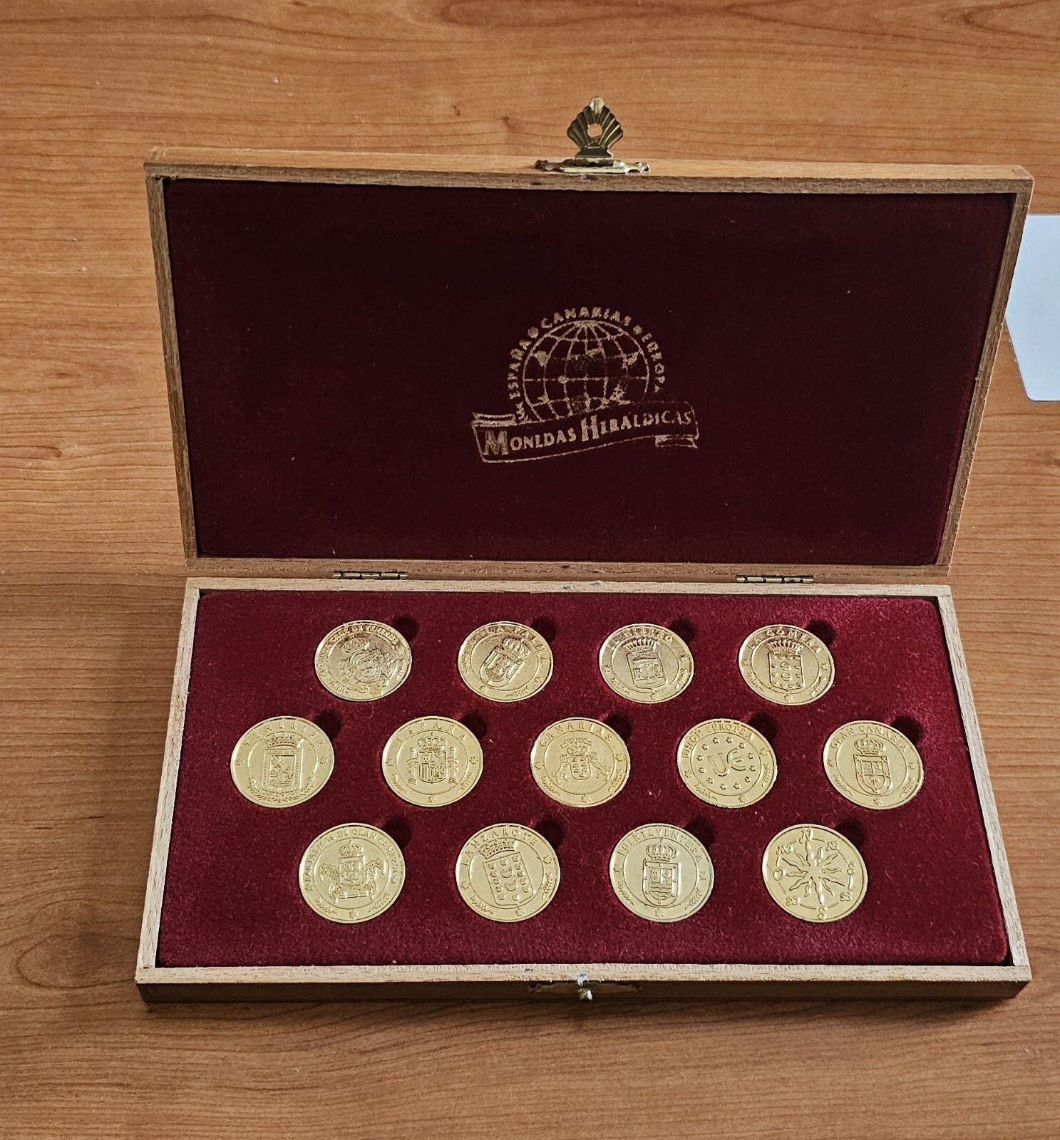 13 MONEDAS HERÁLDICAS BAÑADAS EN ORO 24K. ARRAS DE BODA