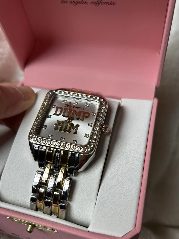 Juicy Couture 标志性 Dump Him 水钻镶嵌双色表带石英手表 32 毫米 — 第 4/4 张图片