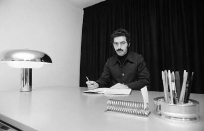 The couturier Paco Rabanne in his apartment in Paris in France 1974 Old Photo 3