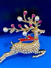 Sparkling Rhinestone Christmas Reindeer Pearls Brooch   Box included