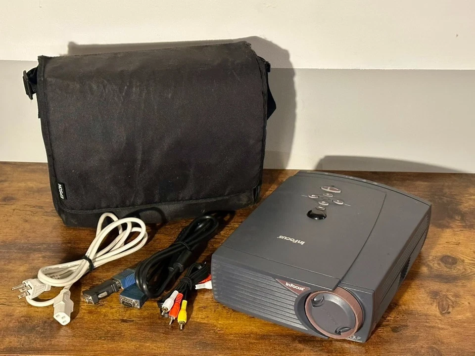 InFocus LP400 Digital Projector | DLP 700 Lumens | All Connectors & Carry Bag - Image 2 of 4