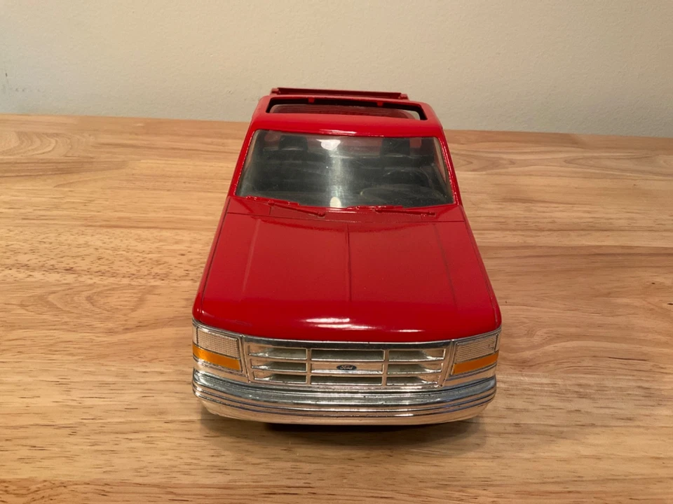 ERTL Ford F 150  1/16  Pickup Truck Red, Sunroof, tailgate, hitch Good Condition - Image 4 of 4