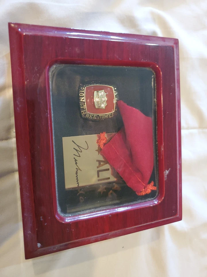 ANILLO CAMPEONATO MUNDIAL MUHAMMAD ALI EN CAJA PERSONALIZADA Foto 3 de 4