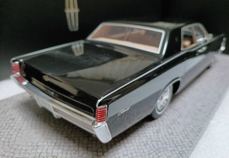 Coche de resina 1/18 modelo Lincoln Continental Sedán 1968 negro Foto 4 de 4
