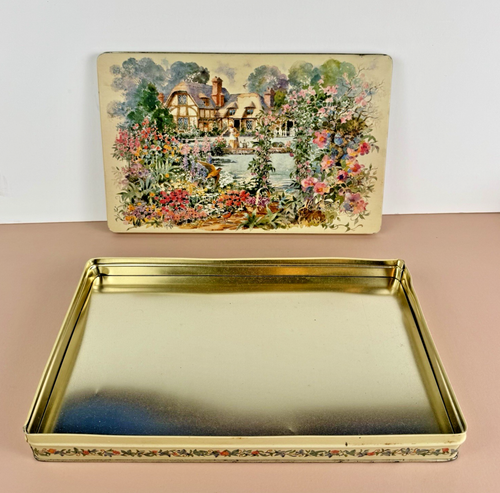 Maud Hollyer's Thatched Roof Cottage and Gardens Tin 13.5" X 8" Hong Kong - 第 1/14 張圖片