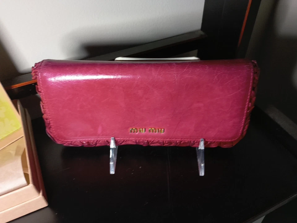Carteira longa vermelha Miu Miu Vitello Ruches Fuxia autêntica com caixa usada do Japão - Imagem 4 de 4