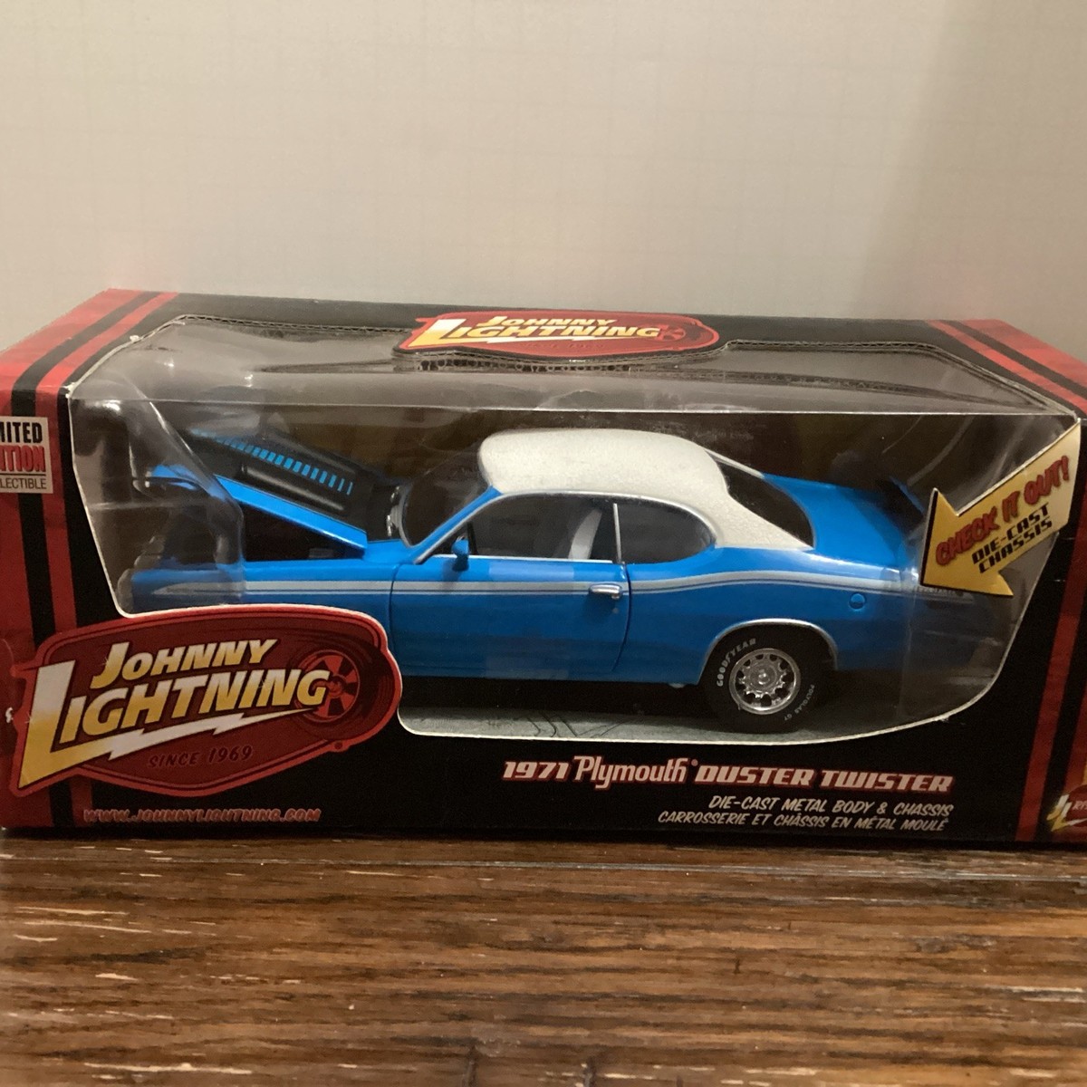Johnny Lightning 1/24 1971 Plymouth Duster Twister Blue White