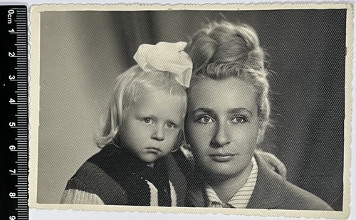 Pretty Cute Young Woman Charming Attractive Girl Family Portrait Old Photo #784 - Picture 2 of 3