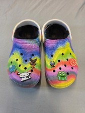 Zoccoli Crocs Rainbow Tie Dye foderati in pelliccia sintetica scarpe con charms donna 5 uomo 7