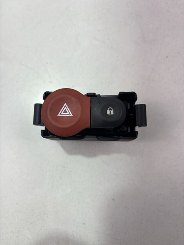 Renault Clio 3 III BK Schalter Warnblinker Warnblinkanlage  8200214896A