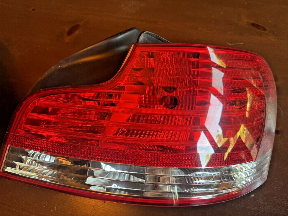 PAR DE LUCES TRASERAS HELLA OEM BMW 135i # 2VP 009 615-03 y # 2VP 009 61 Foto 3 de 4