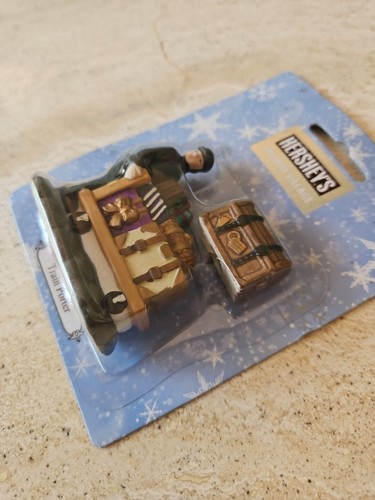 NOS VTGHershey's Holiday Village "Train Porter" 2 Piece In Original Package 2001 - Picture 9 of 11