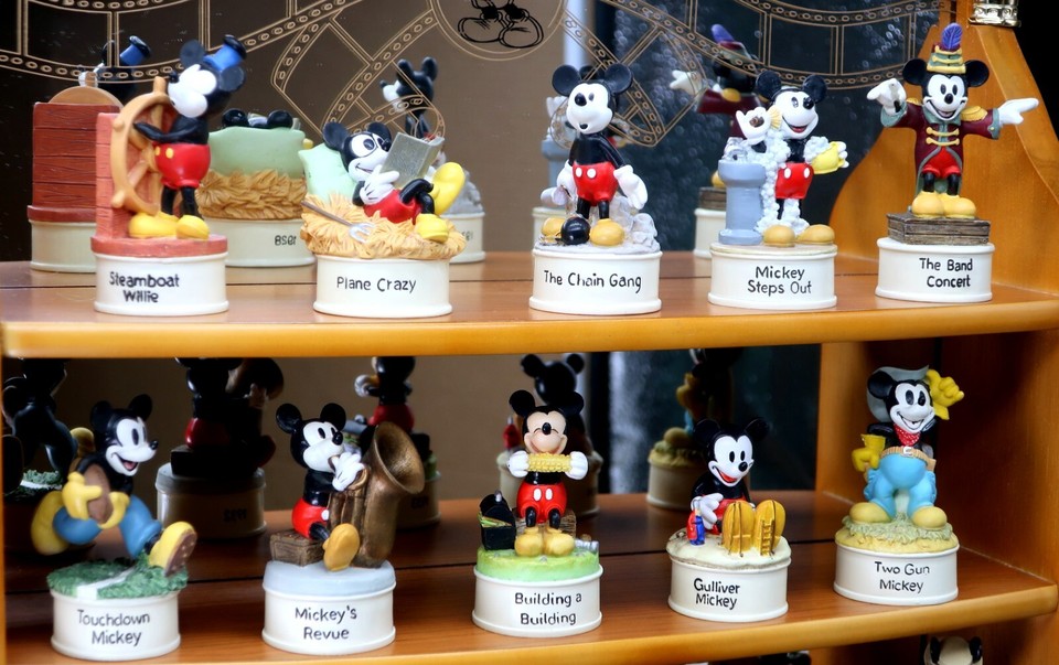 Lenox Disney Movie Thimble Collection Display Set of 22 & Display