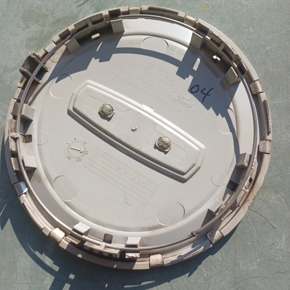 Центральный колпак Lincoln Town Car Zephyr, 2003-2006 p/n 3W13 1A096 AA 04 одна плохая вкладка - Изображение 3 из 3