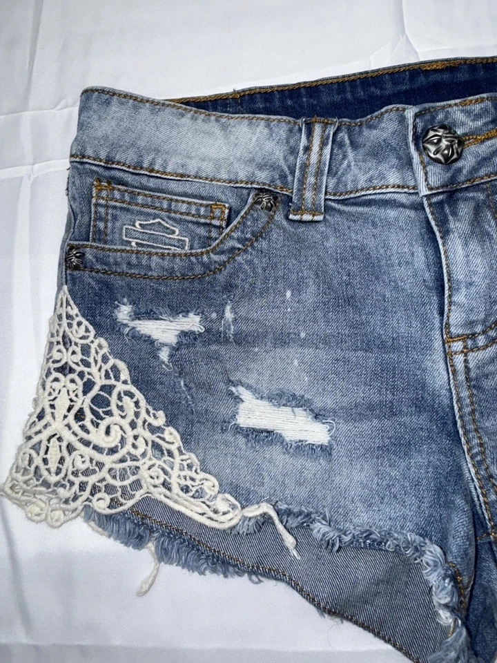 Harley Davidson Women's Crocheted Lace Accented Denim Jean Shorts Size 6 - Image 2 of 4