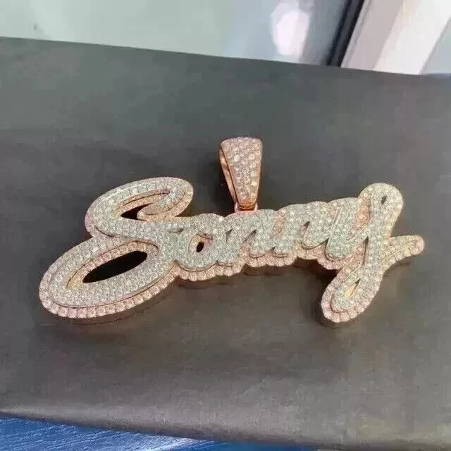 Pingente de nome personalizado de moissanita real corte redondo 2 quilates folheado a ouro rosa 14k - Imagem 3 de 4