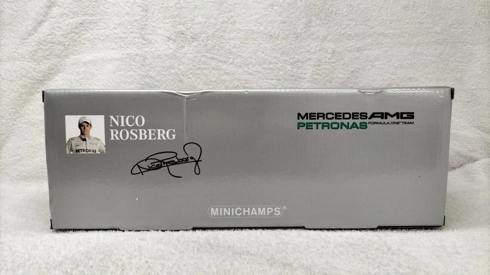 MINICHAMPS 1/18 Mercedes AMG Petronas Nico Rosberg 2011 Showcar #8 Silver Green - Image 3 of 4