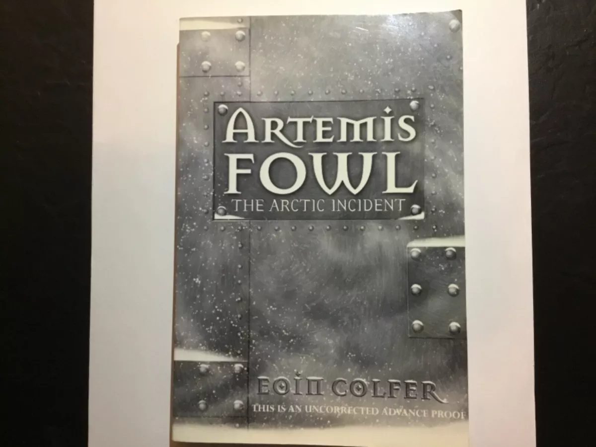 The Arctic Incident (Artemis Fowl, #2) by Eoin Colfer