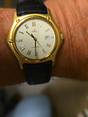 EBEL 1911 Automatik Herrenuhr Gelbgold mit schwarzem Lederband Datum