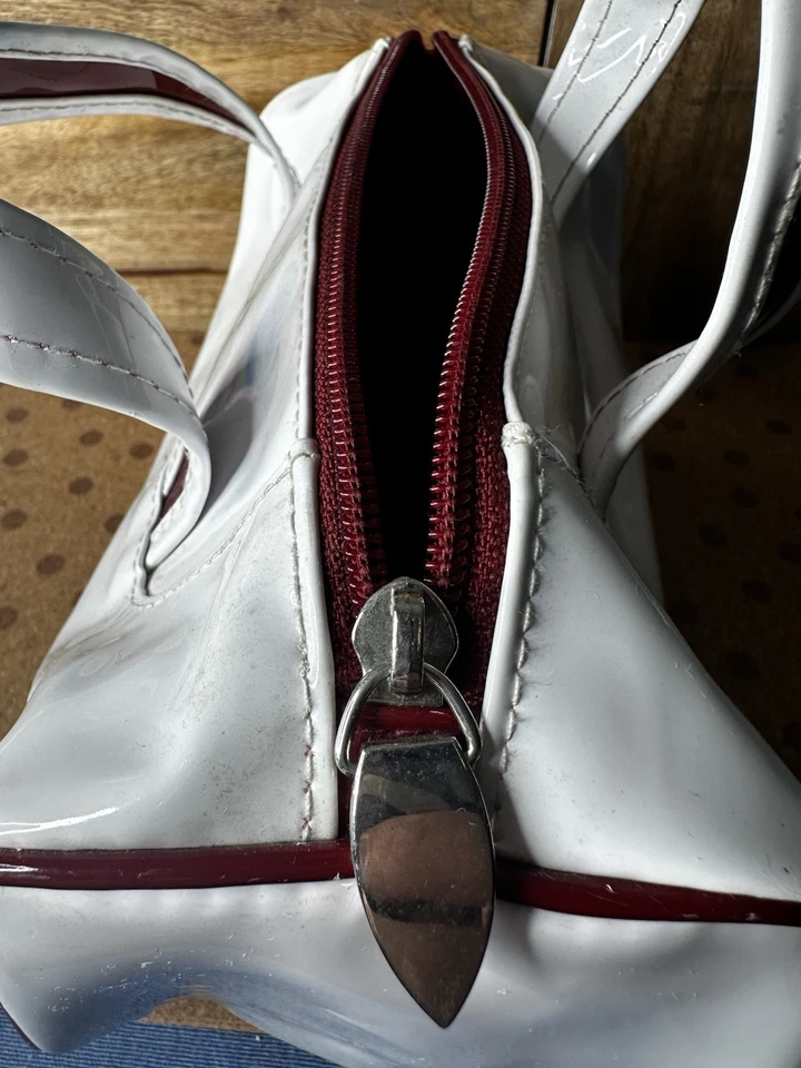 Bolsa de cosméticos Shiseido blanca y roja para el cuidado de la piel  Foto 4 de 4