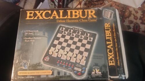 Excalibur Deluxe Electronic Chess Game Saber IV Teach Mode 73 Level Magnetic NEW - Afbeelding 1 van 19